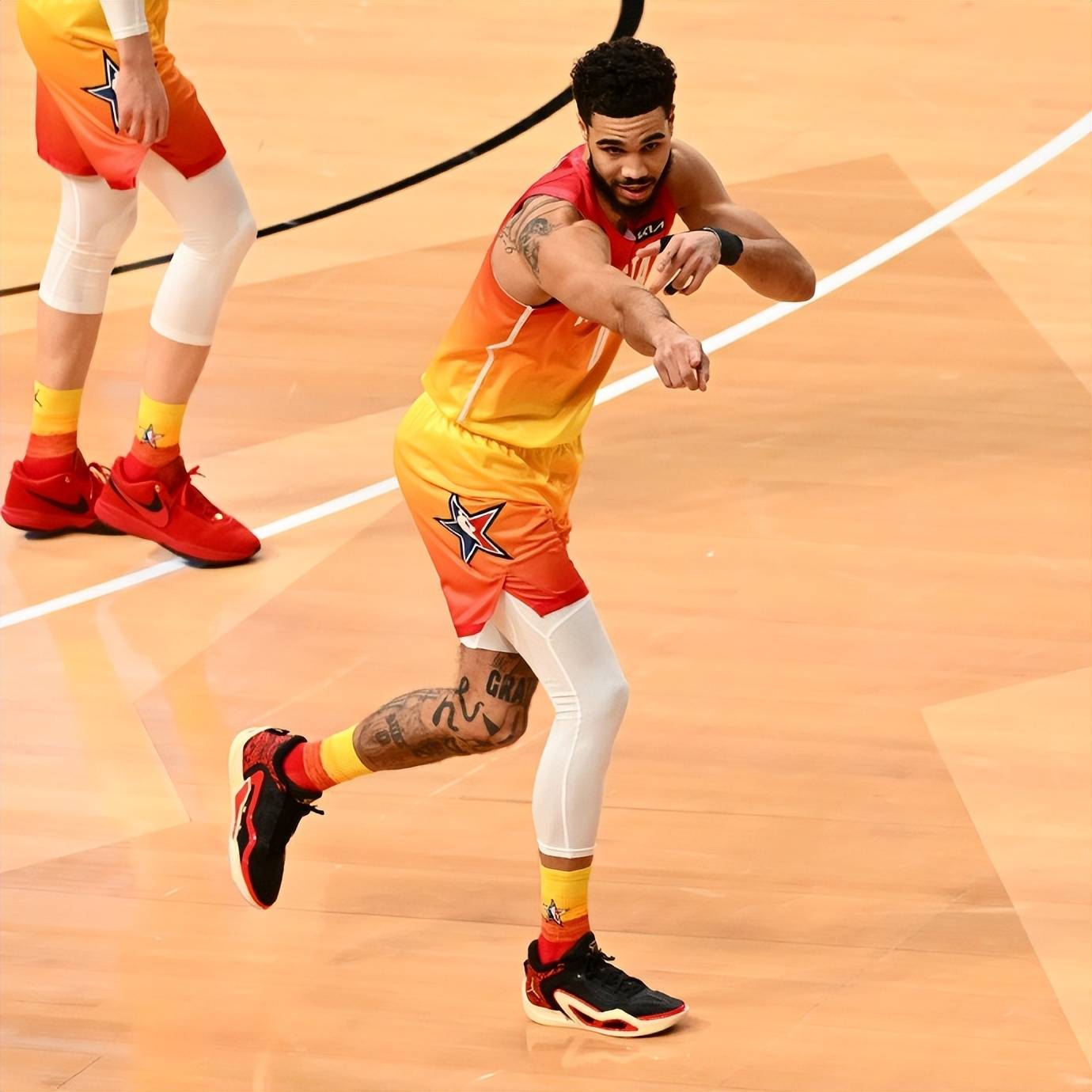  塔图姆在尤文图斯比赛中精彩发挥，战术调整引发热议！